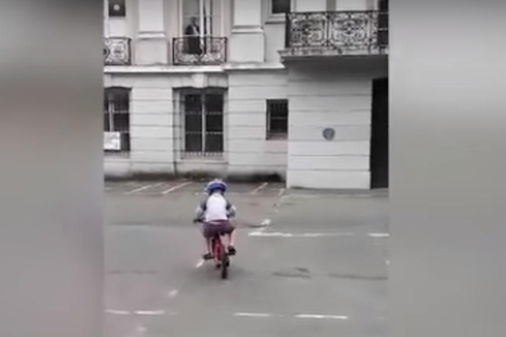 JEZIVO! SNIMALA JE SINA KAKO VOZI BICIKL: Onda je primetila da ga ih iz napuštene zgrade NEŠTO posmatra! (VIDEO)