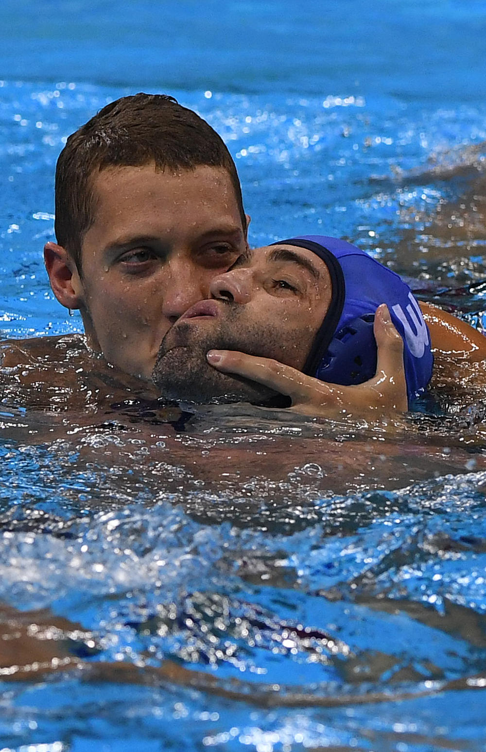 Živko Gocić u zagrljaju reprezentativnog saigrača Save Ranđelovića  