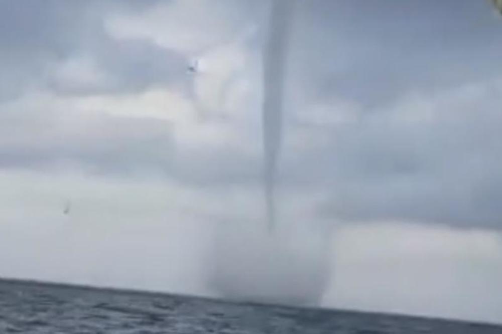 ZASTRAŠUJUĆE NEVREME NA JADRANU: Pijavica je krenula ka ribarima, jedva su pobegli! (VIDEO)