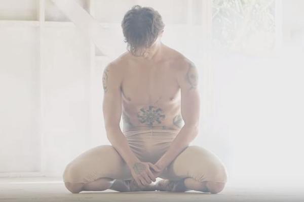 CELO TELO MU JE PREKRIVENO TETOVAŽAMA I OŽILJCIMA OD KISELINE! On je zaštitno lice Narodnog muzeja i na ramenu mu piše TIGRE, OPROSTI MI (FOTO)(VIDEO)