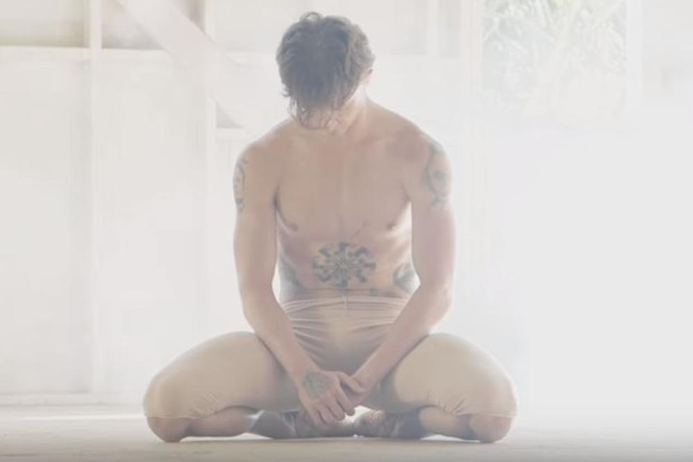 CELO TELO MU JE PREKRIVENO TETOVAŽAMA I OŽILJCIMA OD KISELINE! On je zaštitno lice Narodnog muzeja i na ramenu mu piše TIGRE, OPROSTI MI (FOTO)(VIDEO)