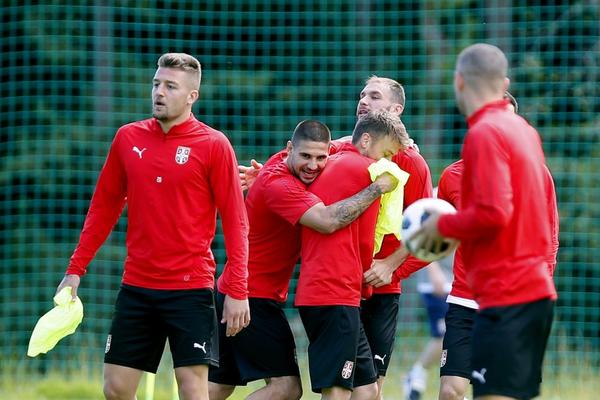 SJAJNA ATMOSFERA NA TRENINGU! STOJKE PORUČUJE: Samo da ne izgubimo od Kostarike! (FOTO)