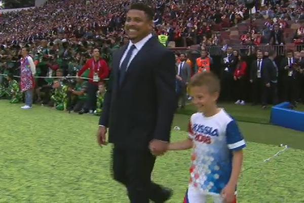 RONALDO POBEGAO OD NOVINARA! Legendarni Brazilac izašao iz bolnice, ali je izbegao da priča o zdravlju! (FOTO)