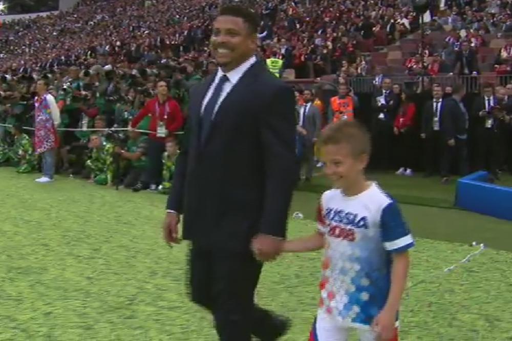 RONALDO POBEGAO OD NOVINARA! Legendarni Brazilac izašao iz bolnice, ali je izbegao da priča o zdravlju! (FOTO)