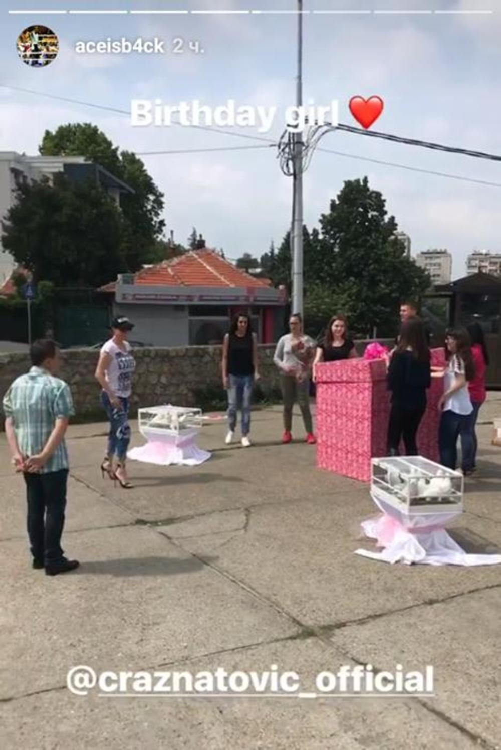 Pevačica je izašla da primi poklon 