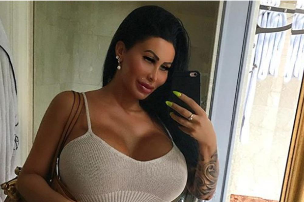 SAN JOJ DA IZGLEDA KAO BARBIKA: Uradila je bezbroj plastičnih operacija i dala preko 30.000 funti, a danas izgleda OVAKO (FOTO)