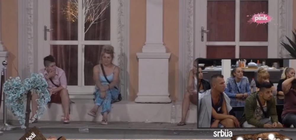 Staviš joj prst dole na kvarno i pomirišeš  