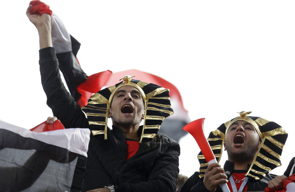 Navijači Egipta u tradicionalnim faraonskim kapama  