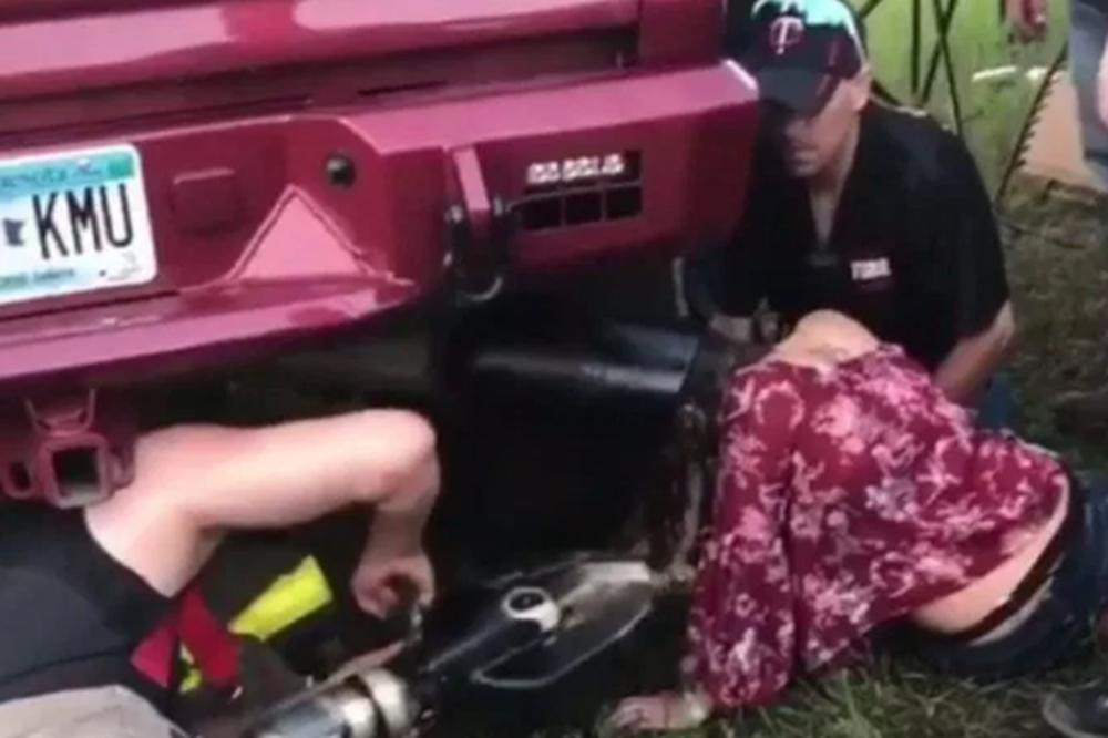 NAJGORA PIJANA IDEJA IKADA! Htela je da vidi da li joj GLAVA staje u AUSPUH KAMIONA, ubrzo se pokajala! (VIDEO)