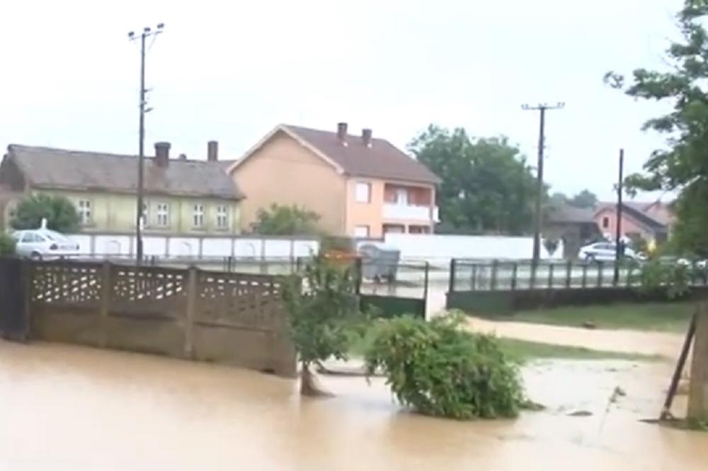 NADOŠLA VODA JE POTPUNO POPLAVILA KUŠIJEVO! Bujični potoci potopili desetine kuća, najugroženiji evakuisani (VIDEO)