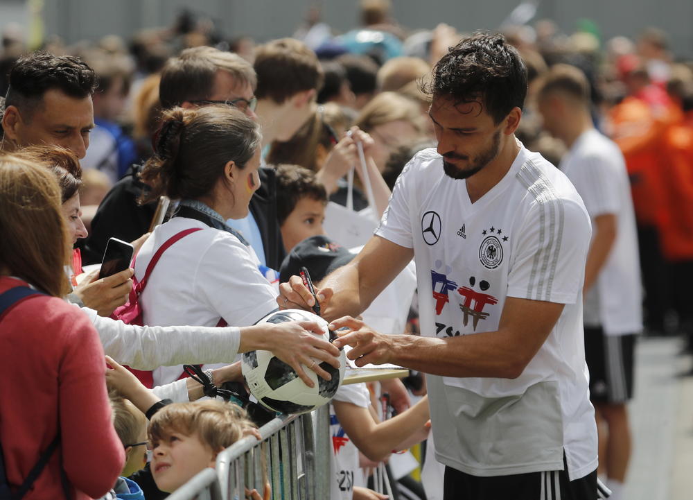 Humels daje autogram