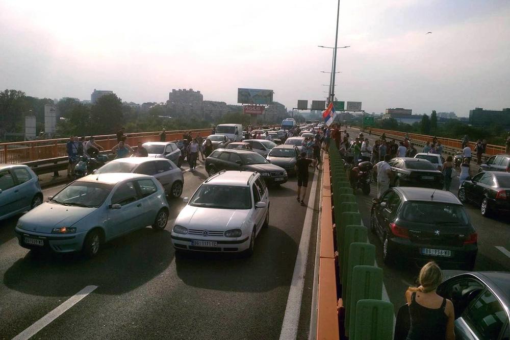 PONOVO HAOS U GRADU: Ulice neprohodne, u centru opšti kolaps, a na sve to ZATVOREN Trg Nikole Pašića zbog UTAKMICE sa Svetskog prvenstva! (FOTO)