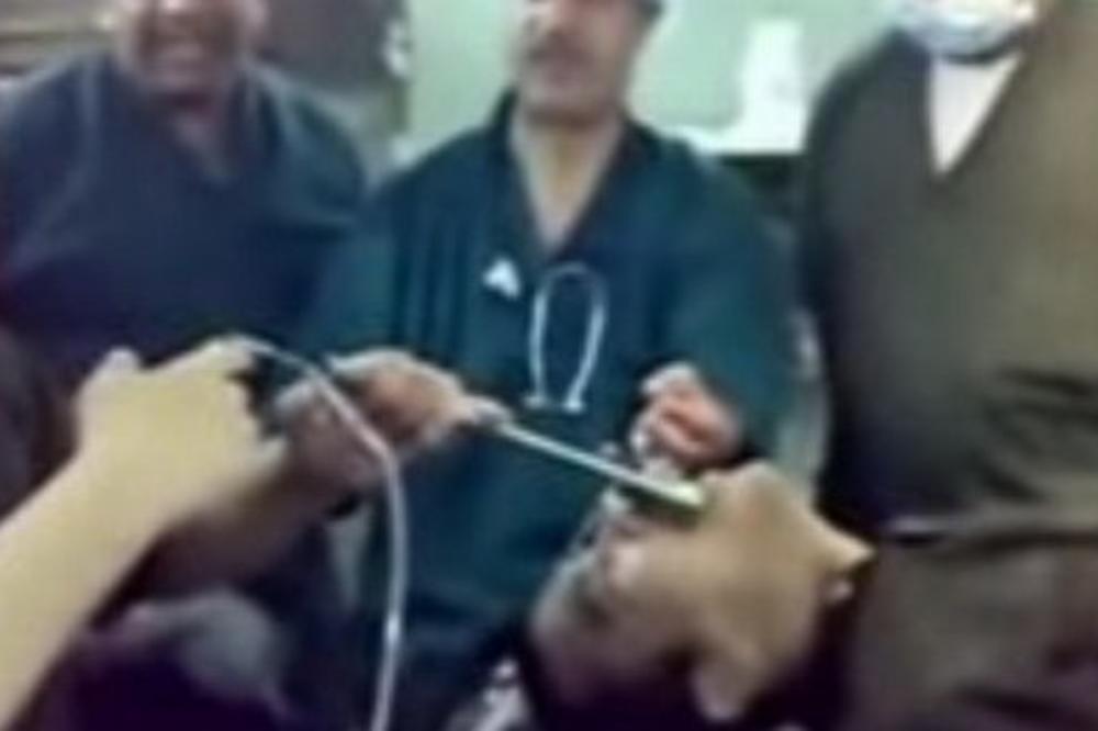 ŽALIO SE NA BOL U GRLU: Lekar je obavio pregled, a kada vidite šta je izvukao, šokiraćete se! (VIDEO)