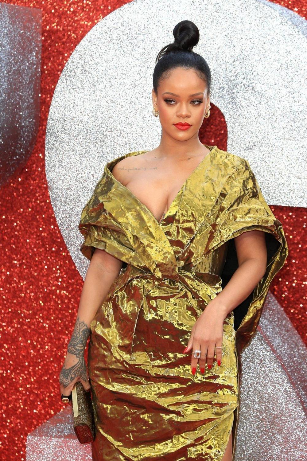 Zlatna kreacija na njoj je kao milion dolara  