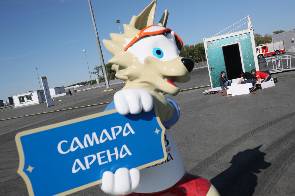 DIGLE TEMPERATURU NA 300 STEPENI: Pojavile se među srpskim navijačima bez ičega na sebi! Ludilo je nastalo ko će da ih zgrabi! (FOTO)