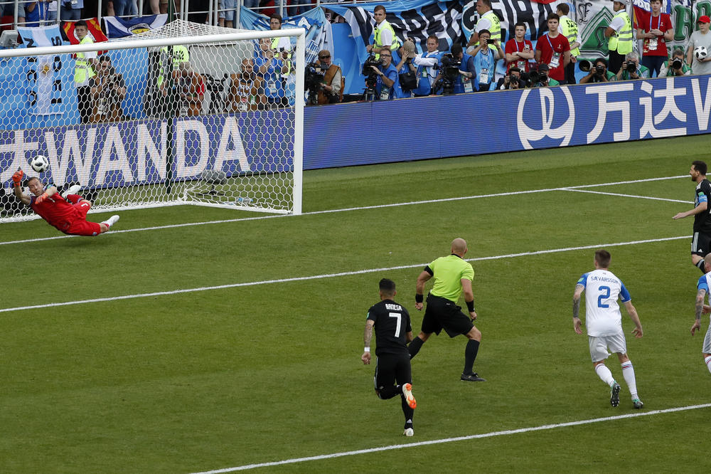 NITI MANJE ZEMLJE, NITI VEĆEG GOLMANA: Čuvar mreže Islanda u epizodi - kako poniziti Ronalda i Mesija za 720 dana! (VIDEO)