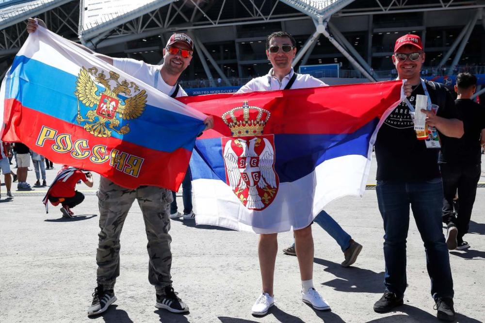 HIT TRANSPARENT NAVIJAČA KOSTARIKE: Kad su Srbi ispred stadiona videli šta piše, odmah su morali da se slikaju s njim! (FOTO)
