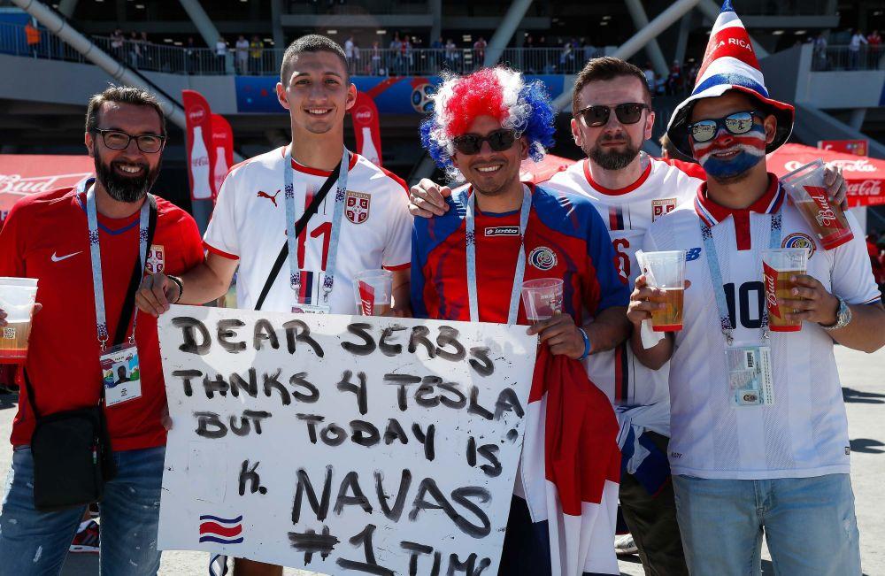 Navijači Srbije i Kostarike sa hit transparentom  
