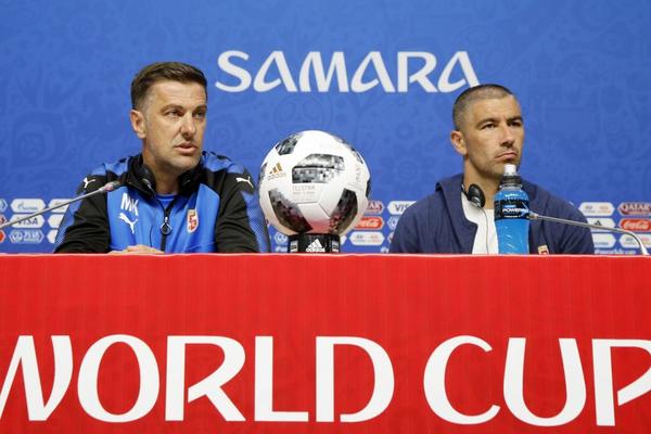 Švajcarski novinar je provocirao i provocirao Krstajića, ali onda ga je srpski selektor jednim podsećanjem poklopio! (VIDEO)