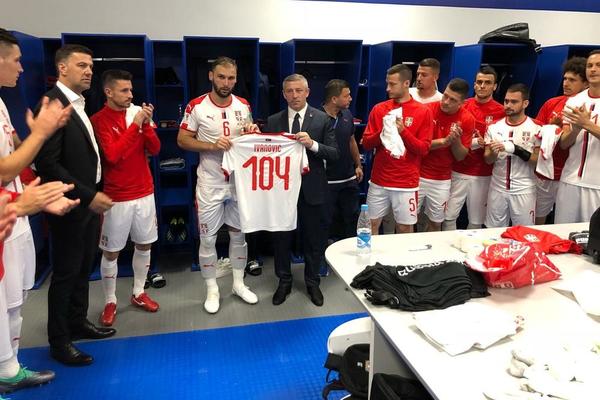 BANE IVANOVIĆ DOBIO POKLON U SVLAČIONICI! Predsednik FSS oduševio rekordera srpske reprezentacije! (FOTO)