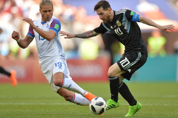 VIŠE ŽENA NEGO ISLAND STANOVNIKA! Na terenu protiv Argentine proveo pola sata, ali to je bilo više nego dovoljno... (FOTO)