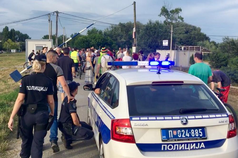 NOVE TENZIJE NA SAVSKOM NASIPU: Deo vikendaša brani vikendicu Tome Nikolića, među njima ŠEŠELJEV I ŠIJANOV SIN? (FOTO)