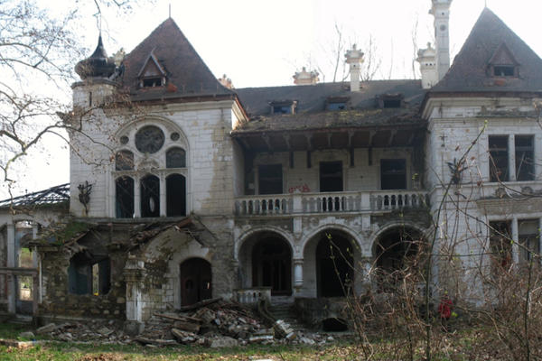 Jedno SELO U SRBIJI ima zamkove s 99 PROZORA u kojima niko ne živi: Iza svega se krije BIZARNA PRIČA