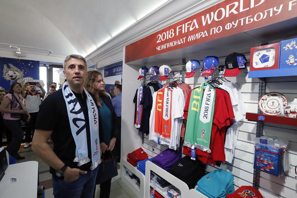 DEKIJEV I MIHIN SAIGRAČ PRIZNAO: Bilo je orgijanja, a žena je bilo sve više i više!