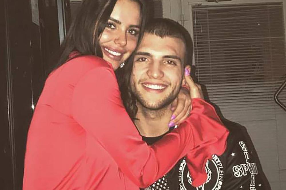 CECINA SNAJKA JE PRELEPA I JASNO NAM JE ŠTO JE VELJKO POLUDEO ZA NJOM: Kada vidite njene SESTRE, nećete znati gde pre da GLEDATE - prave lepotice