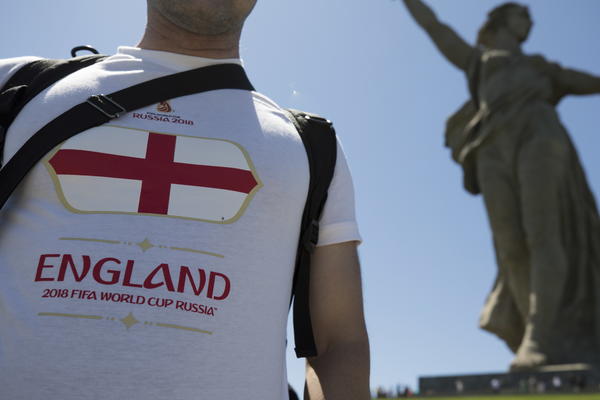 STIGLI ENGLEZI! POČEO HAOS! Sukob sa policijom u vozu: Potezan i pištolj!