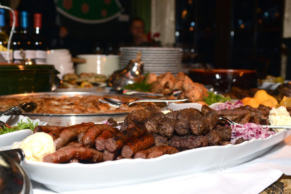 MISLILI STE DA JE SALATA ZDRAVIJA OD PLJESKAVICE? 10 naizgled bezopasnih navika zbog kojih možete da završite u bolnici! (FOTO)