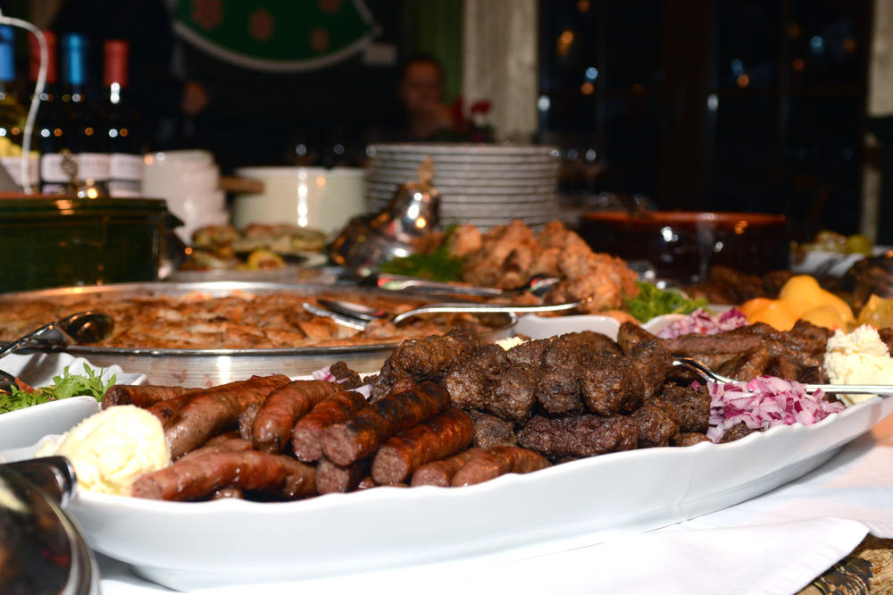 MISLILI STE DA JE SALATA ZDRAVIJA OD PLJESKAVICE? 10 naizgled bezopasnih navika zbog kojih možete da završite u bolnici! (FOTO)