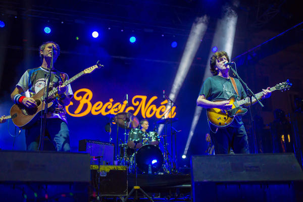 Kao letnje kiše pljuštale Trgom oslobođenja! MANIFESTACIJA BEČEJ NOĆU OKUPILA VIŠE OD 10.000 LJUDI (FOTO)