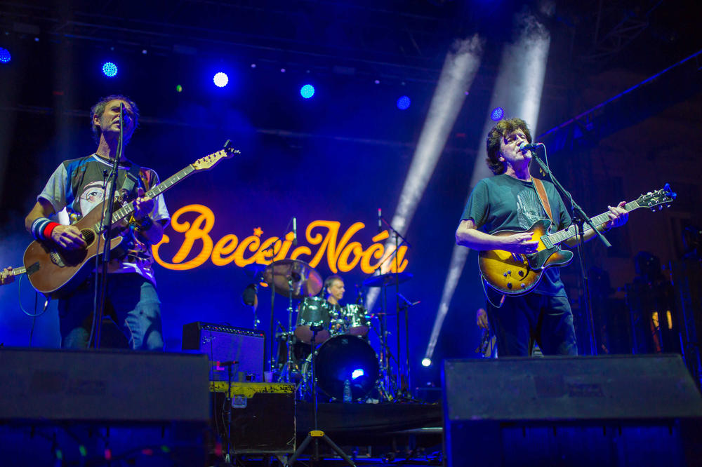 Kao letnje kiše pljuštale Trgom oslobođenja! MANIFESTACIJA BEČEJ NOĆU OKUPILA VIŠE OD 10.000 LJUDI (FOTO)