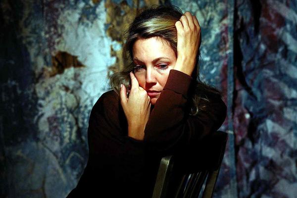 Slavna glumica pokušala da se ubije! Rođak je našao kako izbezumljeno luta po kući i traži pištolj!