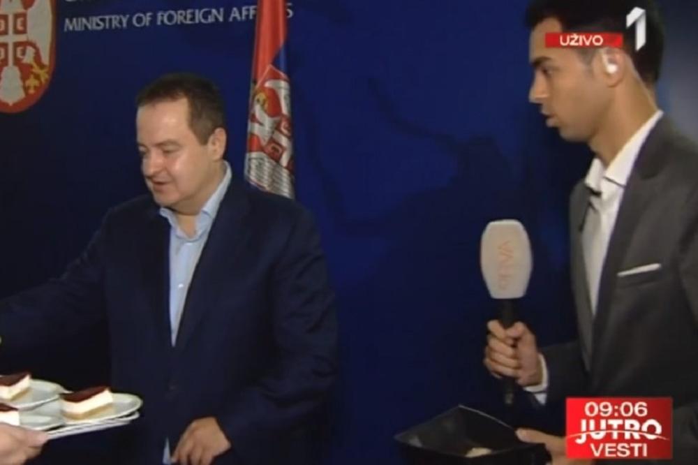 DAČIĆ SVOJIM POSTUPKOM   OSTAVIO SVE BEZ TEKSTA: Novinare počastio kolačima, a onda otkrio zašto je za njega danas POSEBAN DAN! (VIDEO)