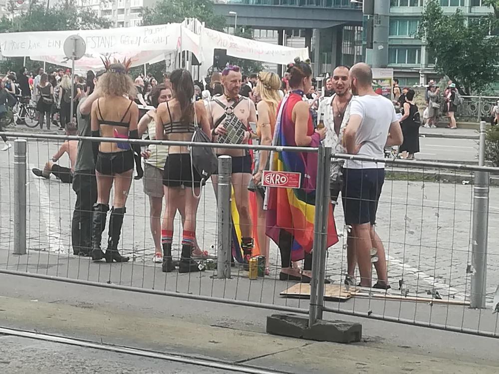 PARADA PONOSA U FOTOGRAFIJAMA   