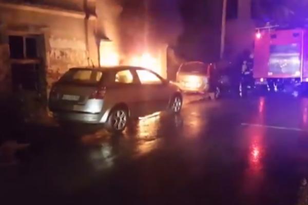 ZA DLAKU SPREČENA EKSPLOZIJA: Noćas je gorela kuća na Zvezdari, a snimci s lica mesta SU JEZIVI! (VIDEO)