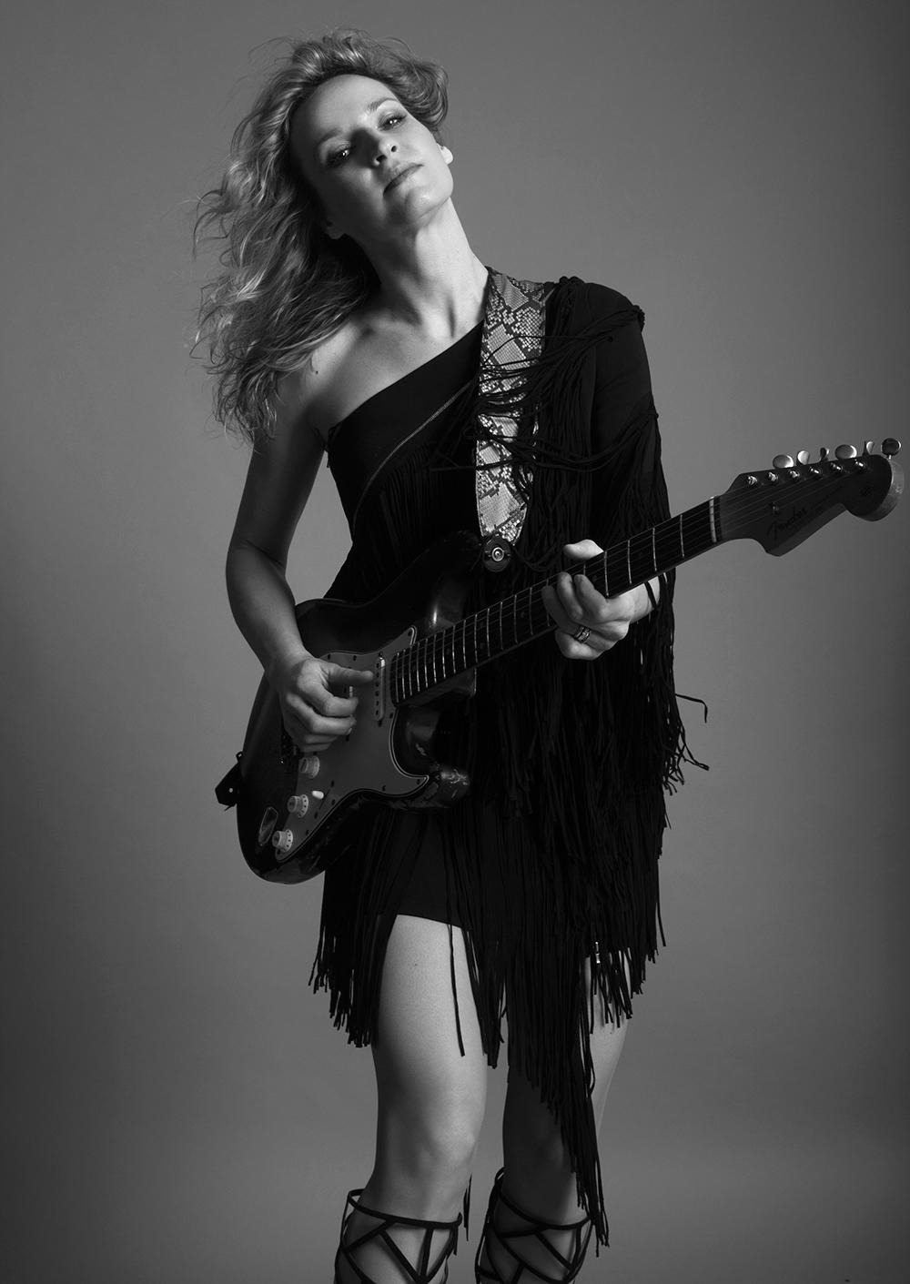 Fenomenalna gitaristkinja i pevačica, sa stalno rastućim brojem fanova širom sveta       