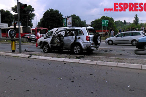 BOMBA NA AUTOKOMANDI! Automobil odleteo u vazduh, vozač zarobljen VRIŠTAO DO SMRTI, DELOVI LETELI NA SVE STRANE! (VIDEO)