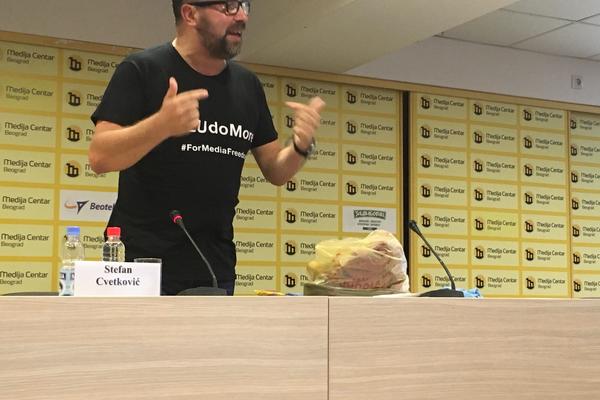 KAO DOKAZ SUDU IMAM KAPU KOJU SU MI NAVUKLI NA GLAVU, S NJOM SU ME I U TOALET VODILI! Novinar Stefan Cvetković pred medijima o navodnoj otmici!