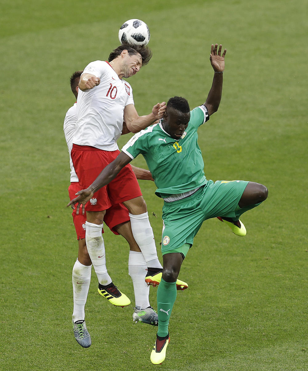 Kamil Grosicki i Mame Biram Dijuf u skoku  