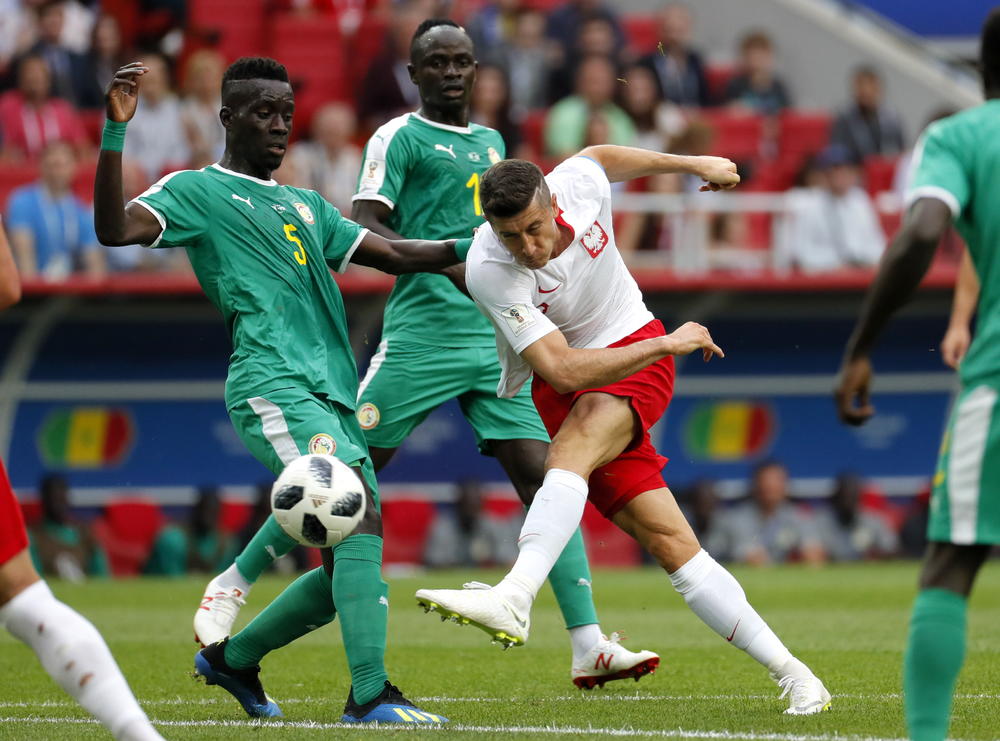 Robert Levandovski šutira na gol Senegala  