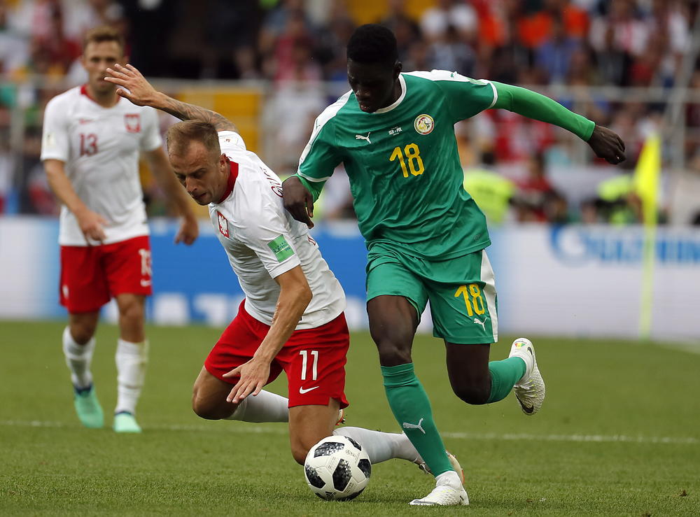 Kamil Grosicki i Ismaila Sar u duelu  