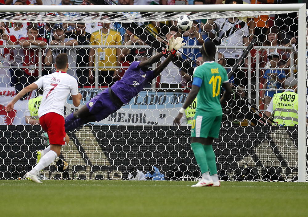 Kadim N'Ndiaje brani udarac Roberta Levandovskog  