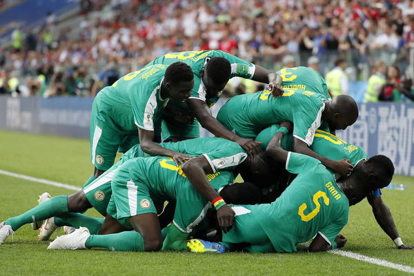 PRŠTE IZNENAĐENJA NA MUNDIJALU: Senegal kaznio tragične kikseve Poljaka! (FOTO)