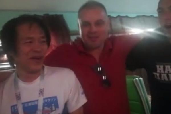 BRATKO, PA GDE ĆEŠ?! SAD SI NAŠ! Srbi i Rusi uhvatili pijanog Japanca u vozu, usledio je šou za sve! (VIDEO)