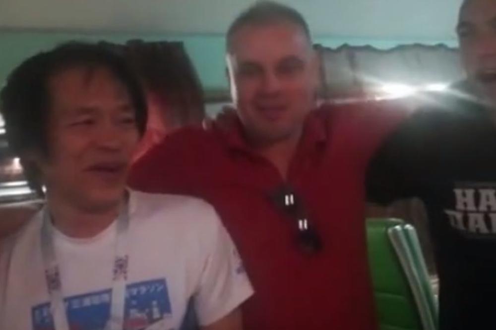 BRATKO, PA GDE ĆEŠ?! SAD SI NAŠ! Srbi i Rusi uhvatili pijanog Japanca u vozu, usledio je šou za sve! (VIDEO)