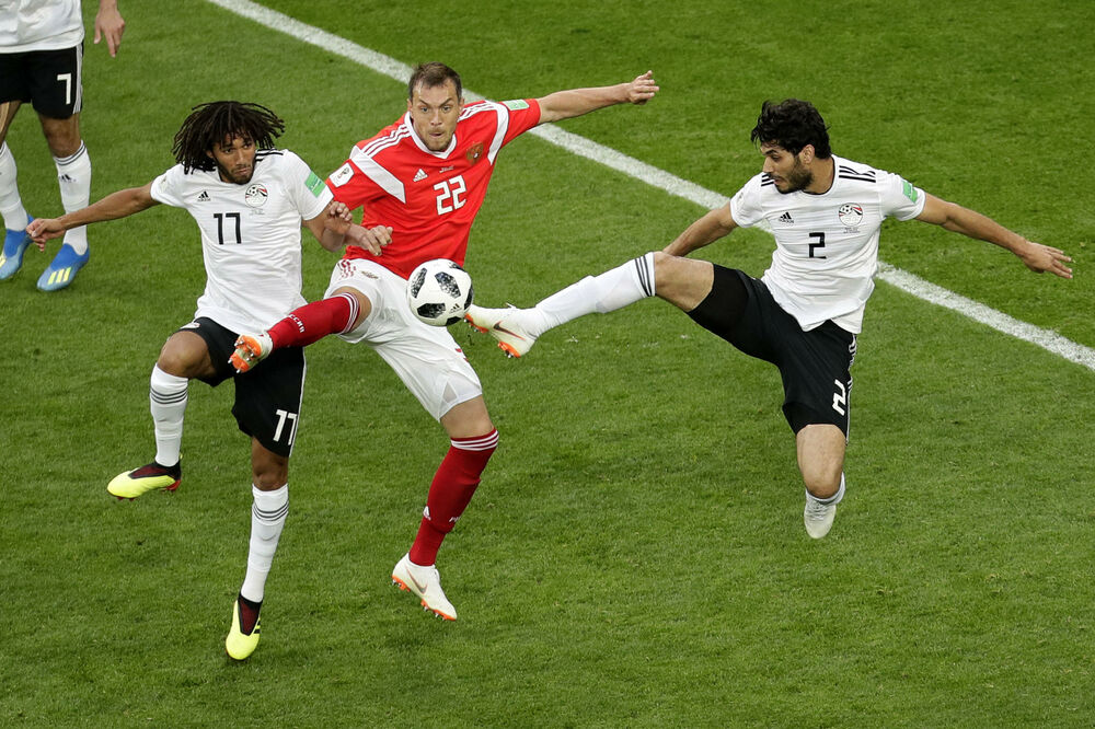 Artjom Džuba u duelu sa odbranom Egipta  