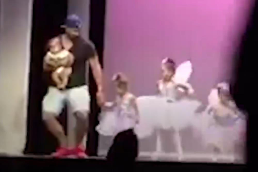 TATA ZA PRIMER! Njegova ćerka je počela da plače na školskoj priredbi, pa je on učinio nešto VREDNO DIVLJENJA! (VIDEO)